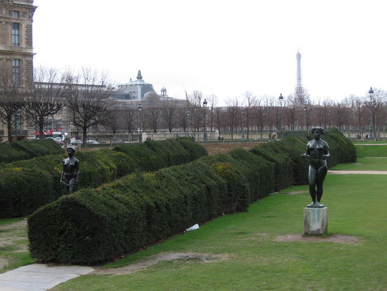 Eiffelturm und nackte Frauen (die sind von Aristide Maillol und es gibt derer 18 in den Tuilerien ... mehr oder weniger zwischen den Hecken versteckt!)
