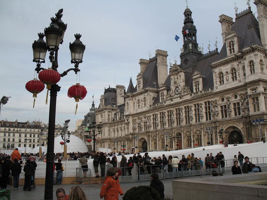 Rathaus, Eisfläche und Lampions