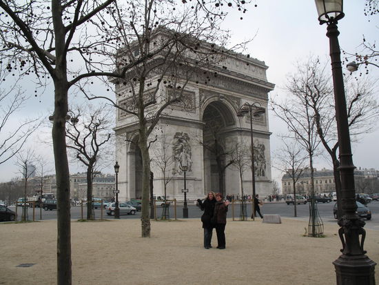 Mama und ich vor dem Triumphbogen
