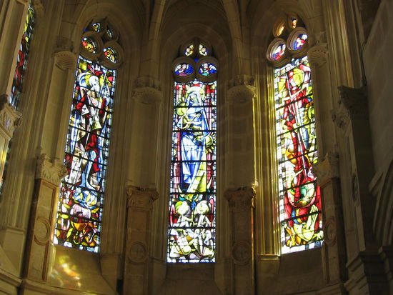 Die Kapelle, ausgestattet mit modernen Kirchenfenstern von Max Ingrand