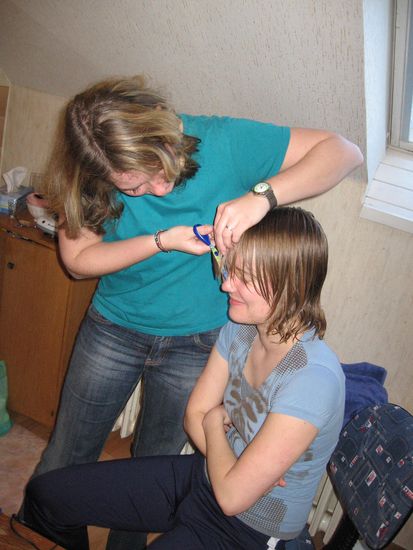 Mein neuer Job ... Kathis Pony war zu lang! (Die junge Dame hat ja ganz schön viel Vertrauen  ).