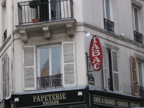 ...die überlebenswichtigen "Tabacs" für Briefmarken, Telefonkarten etc. ...