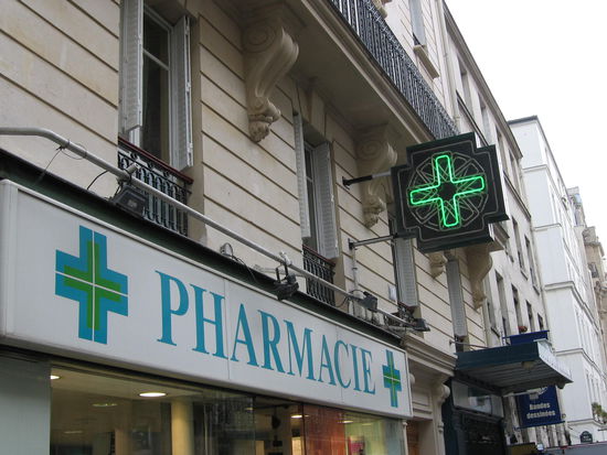 ...eine unglaublich hohe Apothekendichte - gaaaaaaanz wichtig für den Pariser an sich...