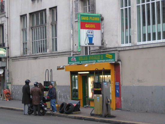 ...Tankstellen, die eher nach Indien als ins mondän-luxoriöse Paris passen...