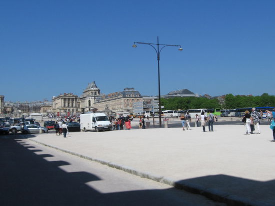 Kleines Schloss und viele Reisebusse (rechts)