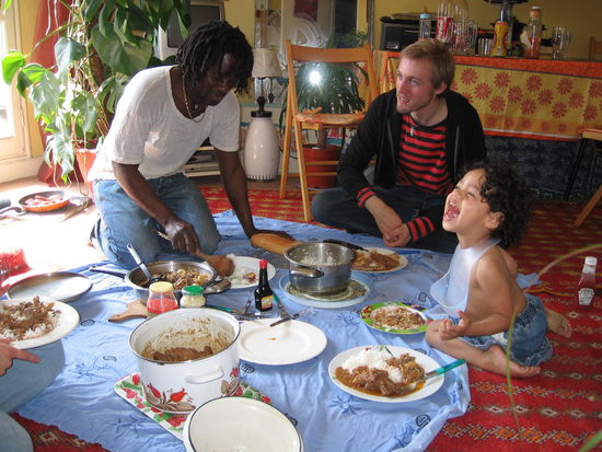 Credo (Maître de la Cuisine), Nies (Besuch aus Dänemark) und Zebbie (begeisterte Vorfreude aufs Essen mit Tonton Nies und Auntie Julia)