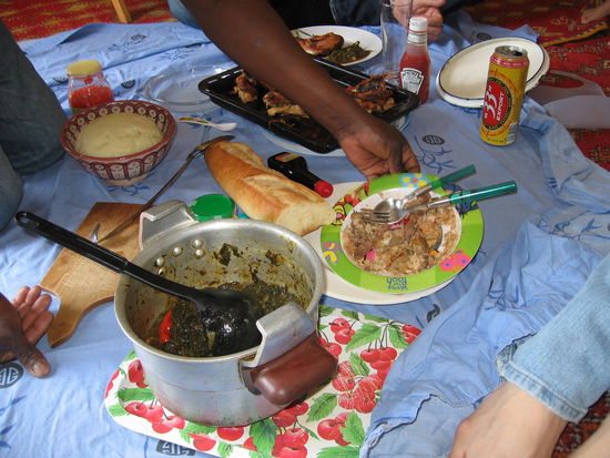 Im Vordergrund der Sauerampfer mit einer nicht gerade klein geratenen Chili-Schote