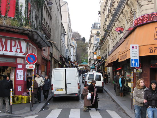 ... DIE Touristenstraße, die direkt zum Sacre Coeur führt!