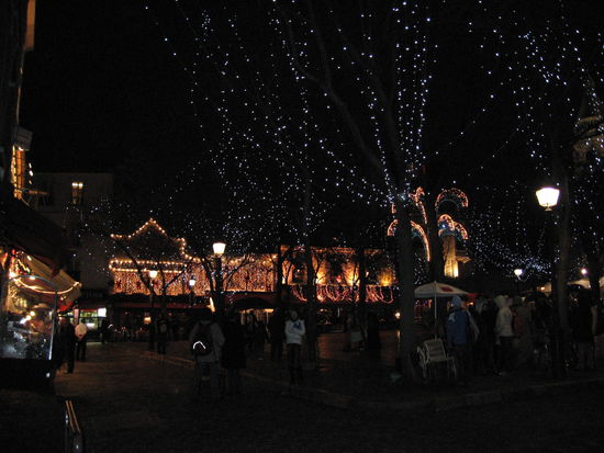 Die Weihnachtsbeleuchtung auf dem Place du Tertre ...