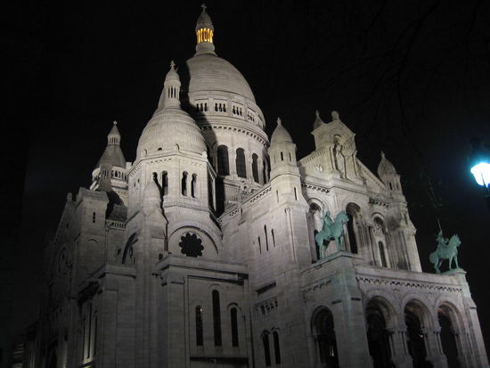und natürlich Sacre Coeur (momentan wird an der Funiculaire-Bahn, die einem sonst die Treppen spart gebauarbeitet ... viele Grüße an den kommenden Besuch! Da bleibt man gut im Training *GRINS*)
