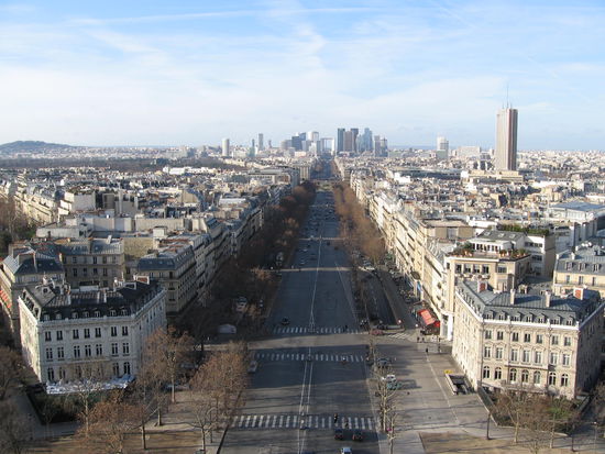 Blick nach Nord-Westen und auf den neuen Triumphbogen (La Grande Arche) in der Défense...