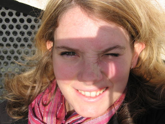 ... Juliette (hätte wohl besser eine Sonnenbrille anstatt eines Schirms mit nach Paris genommen)