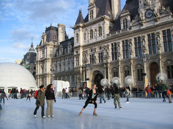 Rathaus mit Schlittschuhbahn