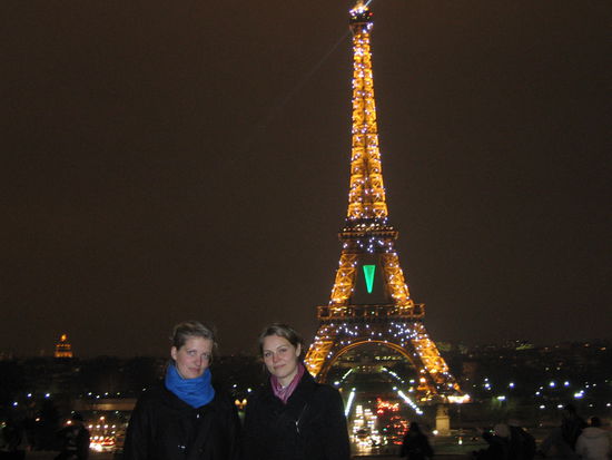 Kathi und Anne am Trocadéro mit Blick auf den Eiffelturm