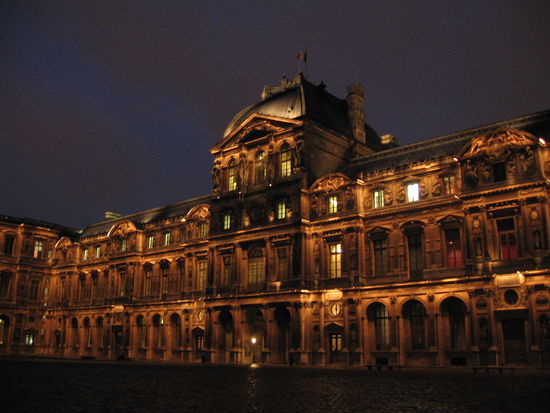 Teil des Louvre bei Nacht