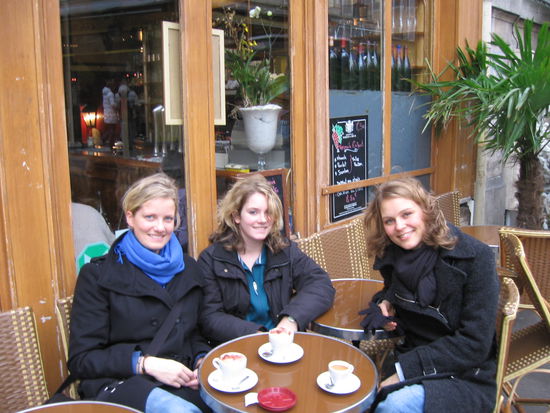 Bei 17 Grad im Januar trinken wir natürlich den Café draußen!