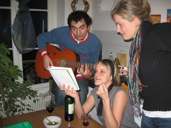 Julien (mein Mitbewohner), Géraldine und Kathi intonieren "Wonderful Tonight"