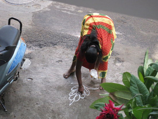 Nachtrag zu gestern: die Mehl-Mandalas werden natürlich ganz locker und frei aus dem Handgelenk gestreut 