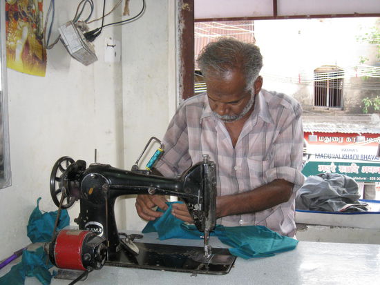 Hier wird gerade mein grünes Oberteil mit pinker Borte zusammengenäht.