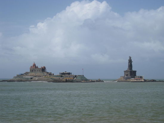 Vivekananda Island und die Tiruvalluvar Staue (133 Fuß hoch, weil das von ihm verfasste wichtigste philosophische Werk 133 Kapitel hat)