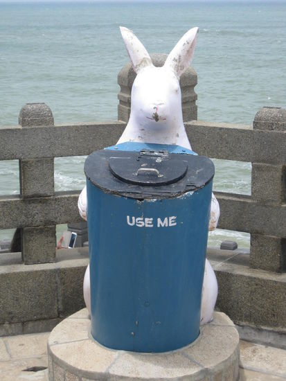 Diesen "Use-Me-Häschen-Mülleimer" haftet ja irgendwie auch immer ein bisschen was Versautes an - fand ich schon letztes Jahr 