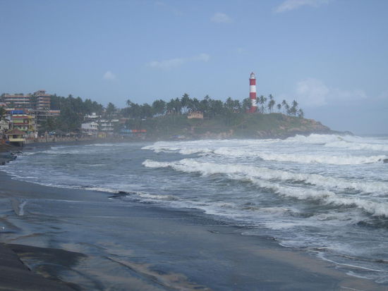 Während des Monsuns gibt es hier ordentlich Wellen und die schwarze - offenbar vulkanische - Sandschicht liegt an der Oberfläche. Während der Trockenzeit ist das Wasser 100 m weiter hinten, der Strand dementsprechend breiter und die weiße Sandschicht wird wieder an Land gespült.