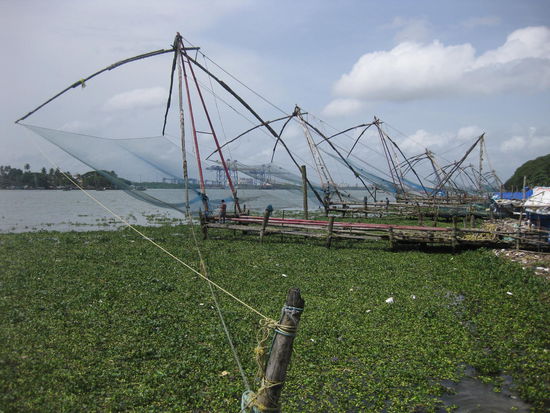 Chinesische Fischernetze bei schönstem Sommerwetter ...