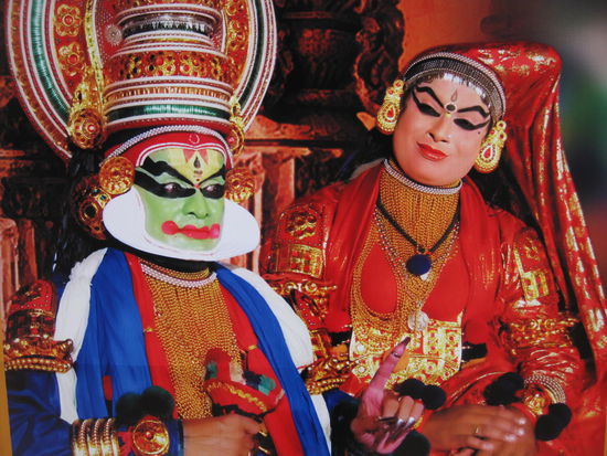 That's Kathakali! (Ein kleine, aber wirklich nur ankratzende Erläuterung zu dieser typisch südindischen Kunstform bietet der Film "Life of Pi")