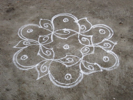 Solche hübschen Mehl-Mandalas werden hier vor die Hauseingänge gestreut