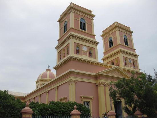 Nôtre Dame des Anges - außen wie innen etwas Disney ...