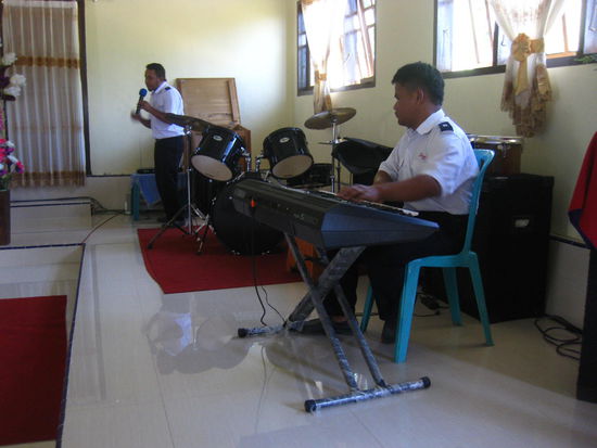 Unser Privatständchen mit dem sulawesischen Stevie Wonder: blind und supergut mit Tasten und Stimmbändern!