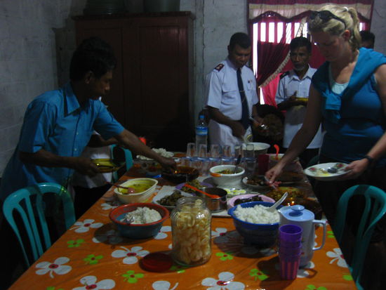 Mittagessen beim Pastor (hinten in der marineähnlichen Uniform)