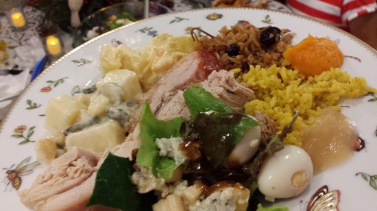 2 verschiedene Kartoffelsalate (einer davon nach deutschem Rezept), frischer Salat, Curry-Reis, "Arroz arabe", Truthahn, Schweinefleisch, Apfelpüree, Karottenpüree