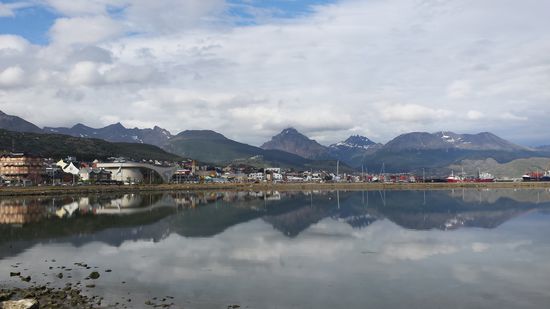 Die Stadt "Ushuaia" ("Die Bucht, die zum Ende führt") direkt am Beagle Kanal- neben der Magellanstraße die einzige Verbindung zwischen Atlantik und Pazifik auf dem südamerikanischen Kontinent