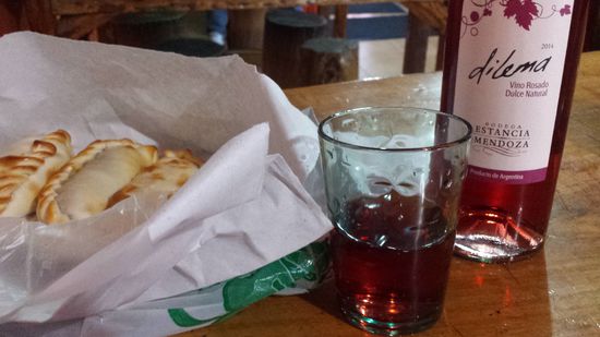 Sehr viel gibt die argentinische Küche ja nicht her- aber von Empanadas und Wein verstehen sie im Süden des Kontinents etwas  Beides wurde in mein (fast) tägliches Standardritual aufgenommen. Durch alle mögliche Panaderias Ushuaias und Sorten von Empanadas habe ich mich durchprobiert!
