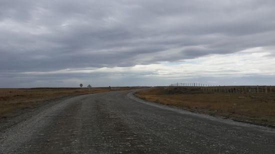 700 km Fahrt durch patagonische Pampa, eine Fährüberfahrt, einen Grenzübergang von Chile nach Argentinien und 12 Stunden später war ich nun angekommen...Am Ende der Welt