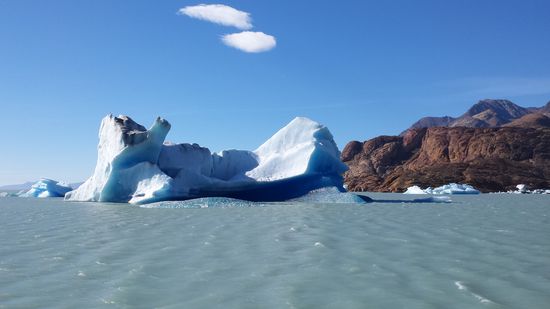 Im Wasser schwimmende Eisberge kündigten an, dass wir uns dem Gletscher näherten