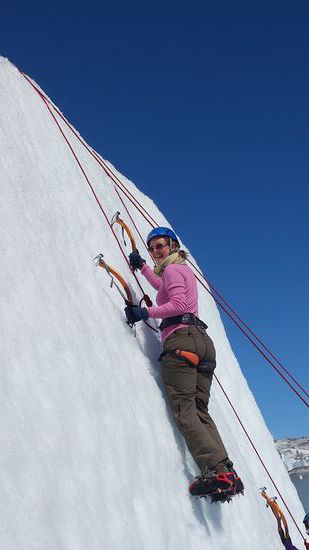 Doch das eigentliche Ziele: Die Gletscherspalten selbst bezwingen! 
Am Überungshang konnte ich noch entspannt in die Kamera lächeln