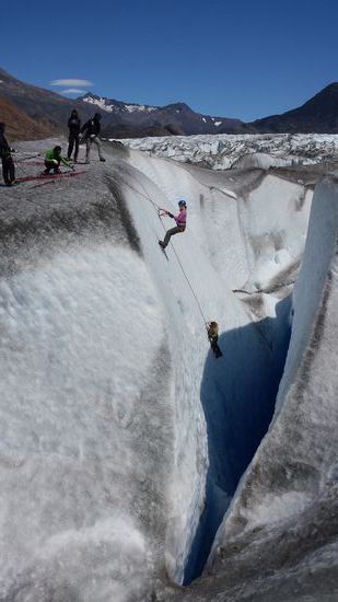 In diese Gletscherspalte wurden wir abgeseilt und durften uns mit Steigeisen und Eispickeln bewaffnet unseren Weg heraus bahnen