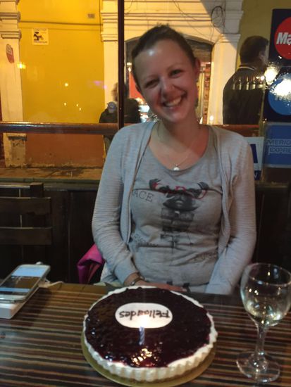 Ich, 28, und glücklich vor meinem Cheesecake