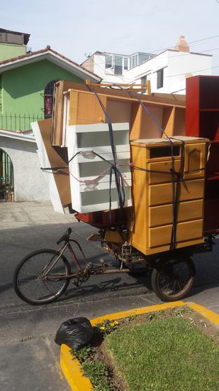 Möbeltransport auf dem Fahrrad
Zu beobachtendes Schauspiel bei einem Spaziergang durch San Miguel, Lima