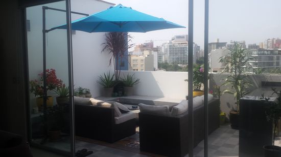 Zum Abschied noch ein Nachmittag mit Evi über den Dächern Limas bei einer eisgekühlter Cola, Gesprächen über die Sprachschule und gemeinsame Lima-Erfahrungen