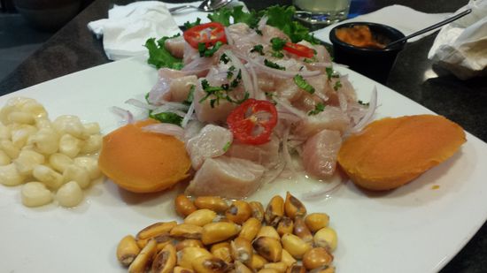Ceviche (roher Fisch angemacht mit Zitrone und rohen Zwiebeln, dazu Süßkartoffel und gekochter &amp; gerösteter Mais)