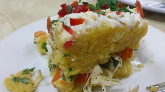Causa (Kartoffelstampf gefüllt mit Gemüse und Hühnchen/Thunfisch)