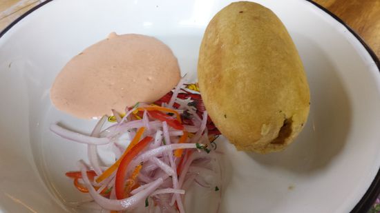 Papa Rellena con harto Relleno
Bisher mein Lieblingsgericht: Kartoffelbrei mit einer Füllung aus Gehacktem, Rosinen, Oliven, Gemüse, vielen Gewürzen (z.B. Koriander), das ganze frittiert mit scharfer Salsa