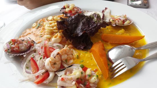 Ceviche, tiradito, choritos a la chalaca y pulpo al olivo
Muscheln, Krabben, Tintenfisch und anderes Meeresgetier