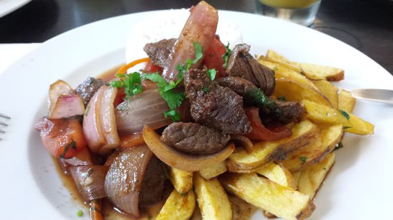 Lomo saltado
Rindfleisch mit Zwiebeln, Tomaten, Koriander