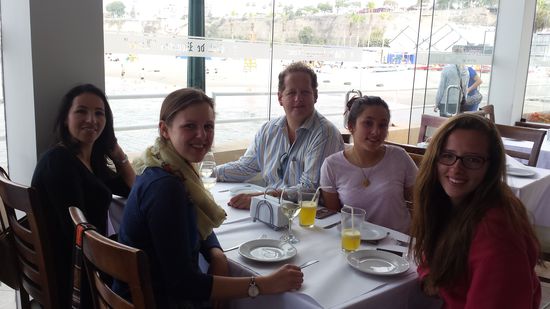 Die ganze Familie: Zu meiner Linken: Yalile. Auf der anderen Seite von links nach rechts: David und die beiden Töchter Valerie und Nathalie. Yalile studiert Innenarchitektur, David ist Hotelmanager. Zusammen machen Sie sich gerade selbstständig und wollen ein Hotel in Puno eröffnen. Valerie geht noch zur Schule und Nathalie hat gerade ihr Psychologiestudium begonnen. Aufgewachsen sind die beiden Töchter bisher in Ica bis die Familie am Anfang des Jahres fuer das Studium von Nathalie nach Lima gezogen ist.