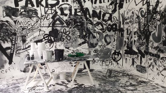 Am Sonntag waren wir im Museum of Modern Art und haben eine Fotoausstellung von Mario Testino- einem der berühmtesten Fashion- und Portraitfotografen weltwei-besucht. Er fotografiert Größen wie Kate Moss, Madonna, Gisele Bündchen, Jennifer Lopez uvm. fuer Magazine wie Vogue, V Magazine und Vanity Fair. Danach sind wir selbst Teil eines aktuellen Kunstprojektes geworden und durften uns mit Pinsel und Rollen bewaffnet in einem weissen Raum mit schwarzer und weisser Farbe selbst austoben.