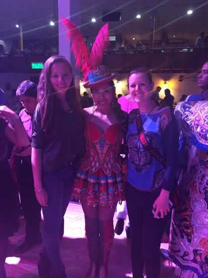 Am Samstag folgte eine "Nacht der Folkloretaenze" mit traditioneller Musik, Kleidung und Tänzen aus verschiedenen Gebieten der Anden ("La Sierras"). Zwischen den Vorführungen durften wir selbst das Tanzbein schwingen  Dieser Abend war wirklich wunderschön. Seit ich hier in Peru bin, hatte ich zum ersten Mal einen Moment, in dem ich mich uneingeschränkt wohl, sicher und rundum glücklich gefühlt habe und einfach nur dankbar war fuer das, was ich hier erleben darf. Ein Moment, den ich einfach nur geniessen konnte. Momente, die es auch in Deutschland nicht allzu häufig gibt...